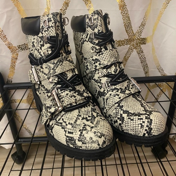 Women’s Qupid Tressa Stone and Black Snake Skin Boot Sz 8 - Picture 2 of 6